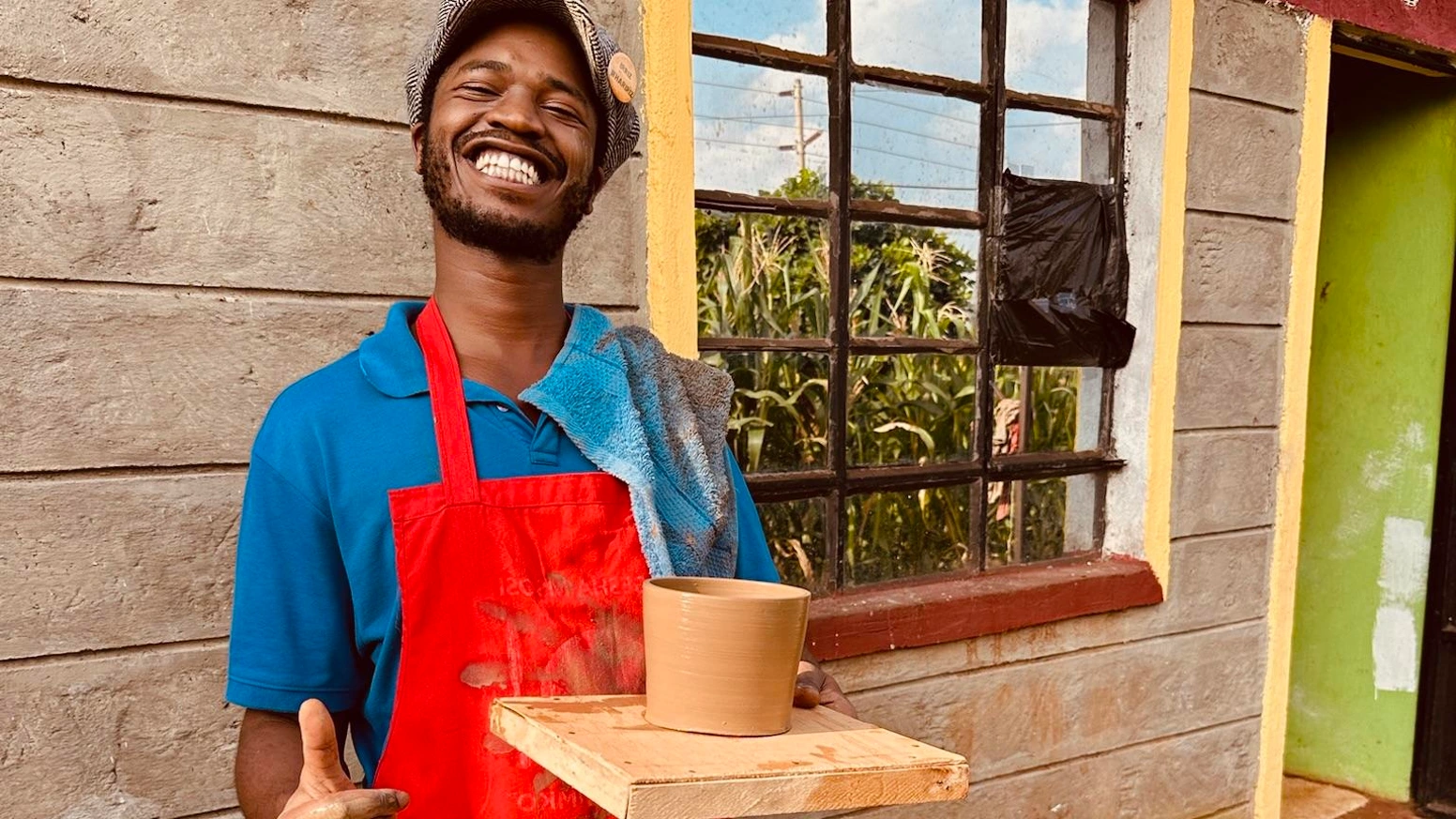 一只河马在肯尼亚捏陶：119人如何为“感觉良好”的杯子买单