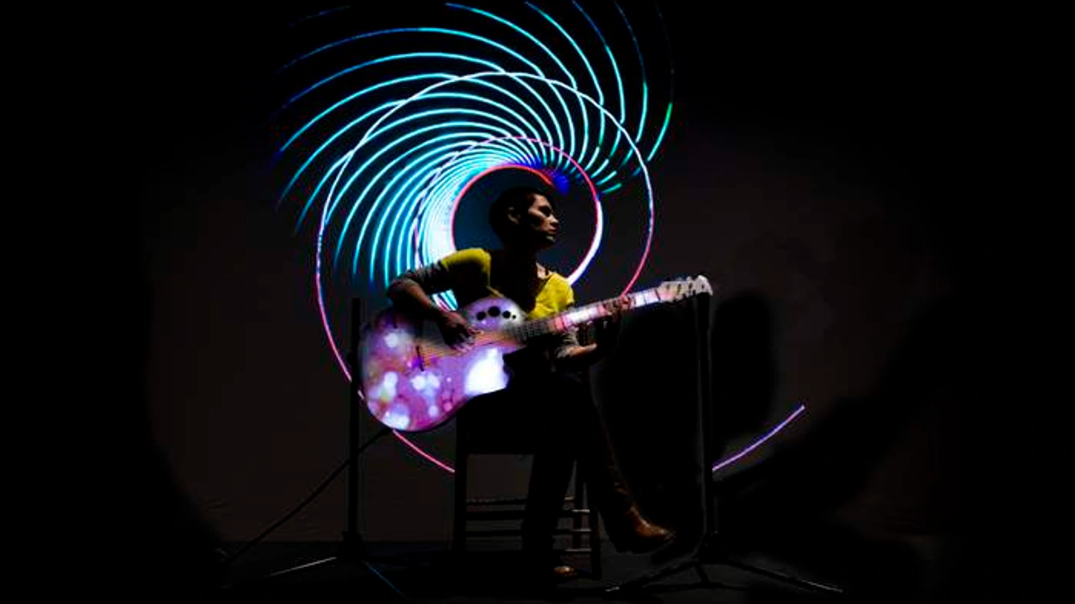 一把吉他如何成为画布，让910人资助一场光影交响诗？